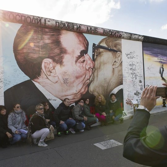 El beso fraternal socialista entre Honecker y Breznev  