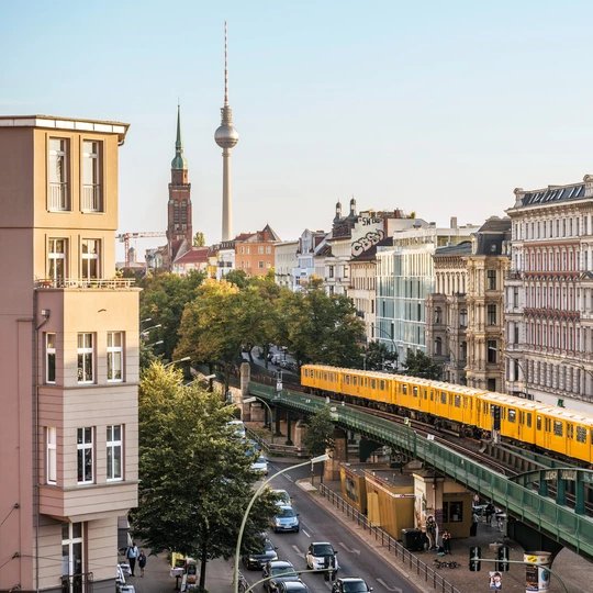 Hochbahn an der Schönhauser Allee, Ecke Eberswalder Straße mit Blick auf den Fernsehturm in Berlin Prenzlauer Berg