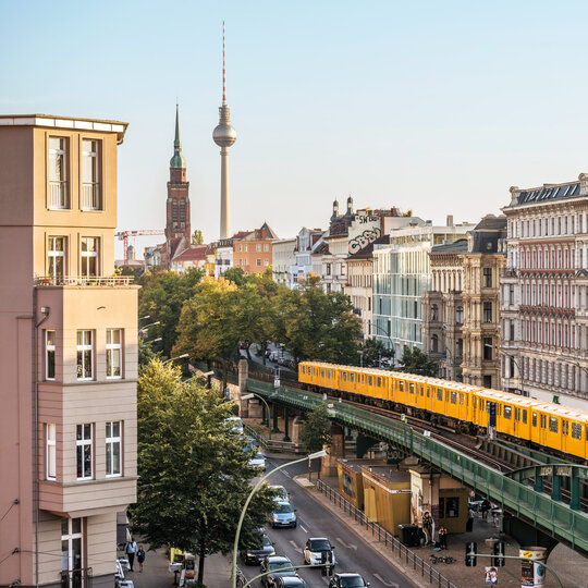 Ferrovia sopraelevata presso Schönhauser Allee, angolo Eberswalder Straße con vista sulla torre della televisione a Berlino Prenzlauer Berg