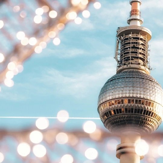 Weihnachtsbeleuchtung vorm Fernsehturm