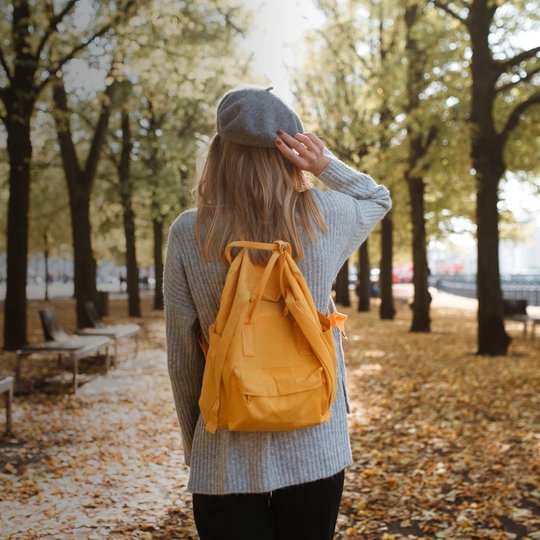 Eine junge Frau bei einem Spaziergang im Herbst in Berlin