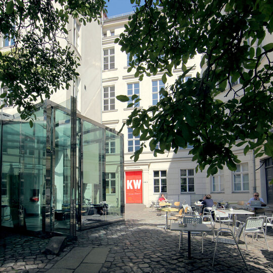 Photo: court of KW Institute for Contemporary Art mit Café Bravo
