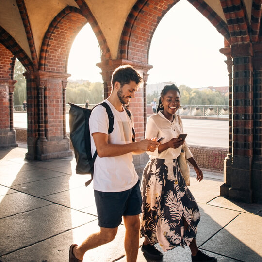 Couple se promenant sur le pont Oberbaumbrücke à Berlin