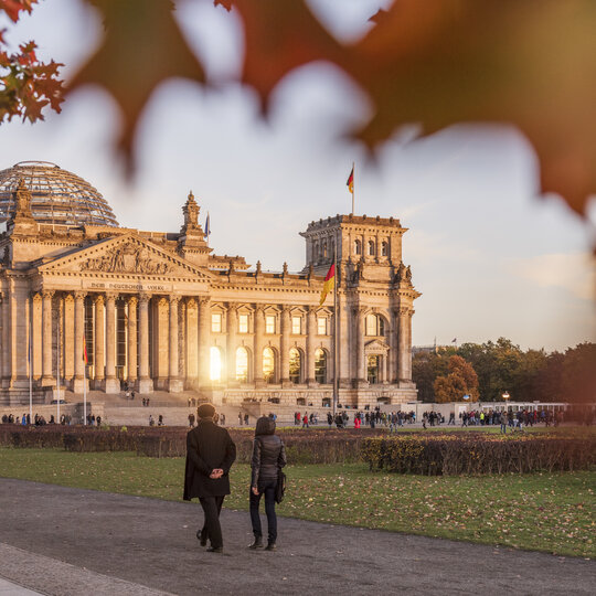 Regierungsviertel in Berlin-Mitte mit Herbstlaub