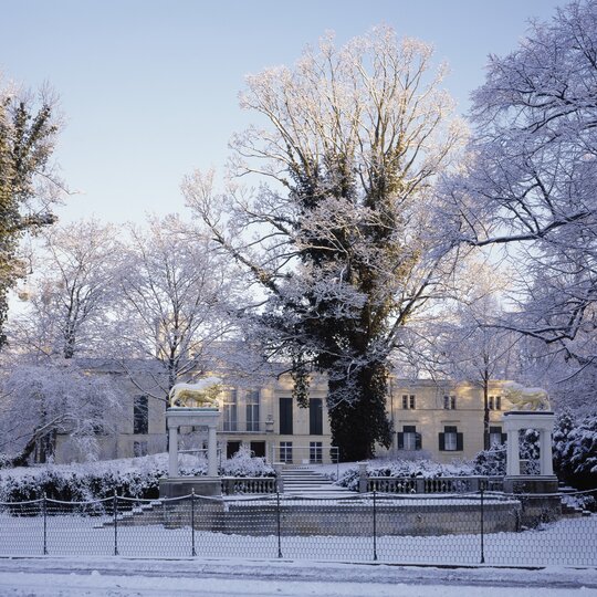 Schloss Glienicke im Winter mit Schnee
