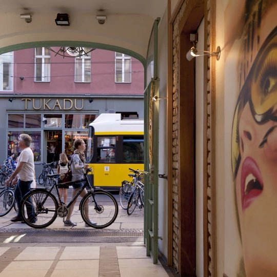 Eingang zu den Rosenhöfen am Hackeschen Markt in Berlin