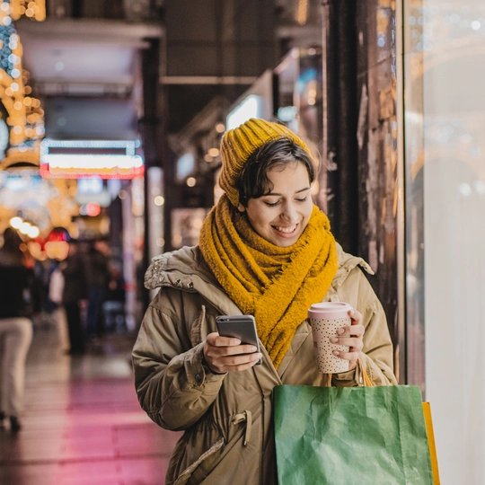 Frau bei Shoppingbummel