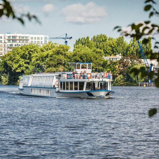 Stadtrundfahrt Berlin: Schiffstour auf der Spree am Treptower Park