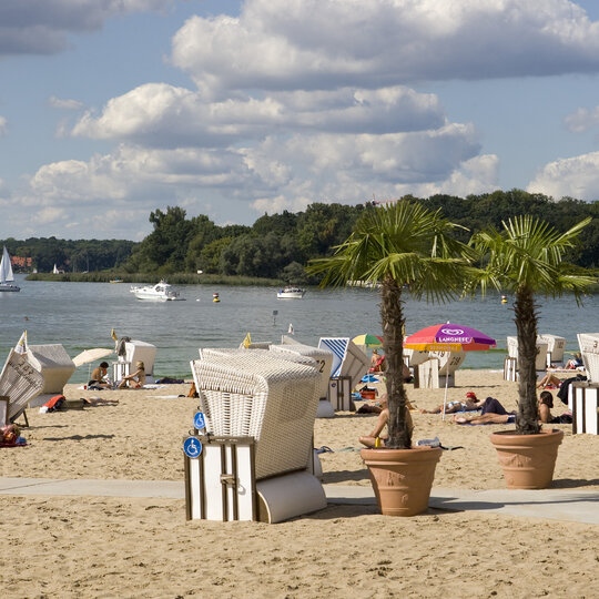 Palmen und Strandkörbe am Strandbad Wannsee Berlin