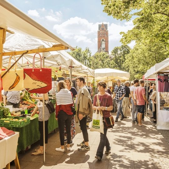 Besucher auf dem Winterfeldmarkt in Berlin Schöneberg
