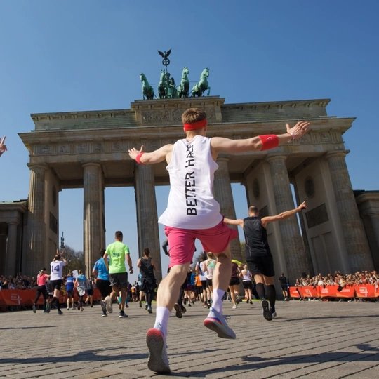 Lauf durch das Brandenburger Tor beim GENERALI BERLINER HALBMARATHON 2019