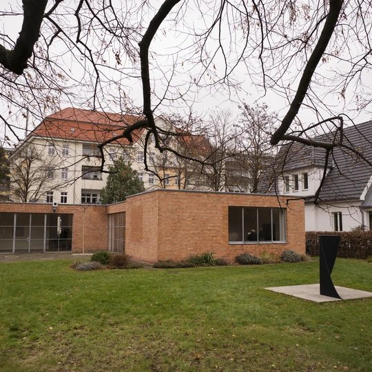 Der Garten am Mies van der Rohe Haus in Berlin