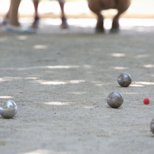 Boccia-Kugeln auf dem Boden