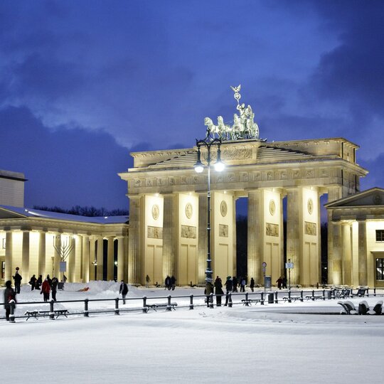 Brandenburger Tor mit Schnee im Winter