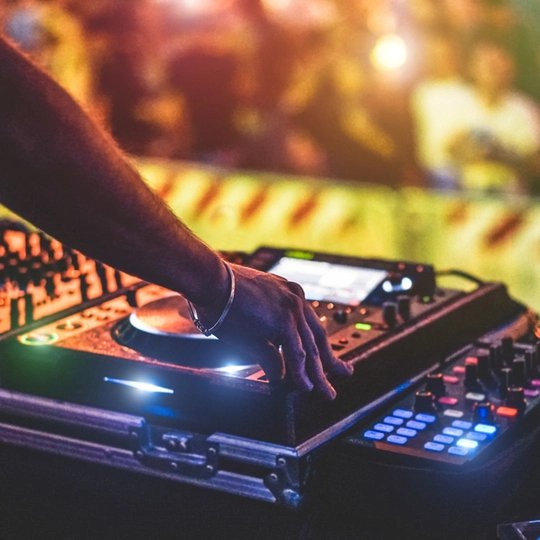 DJ am Mischpult