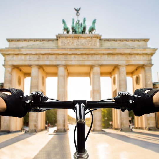 Fahrradfahrer in Berlin am Brandenburger Tor