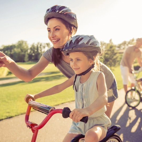 Familias en Berlín - madre con su hija en una bicicleta