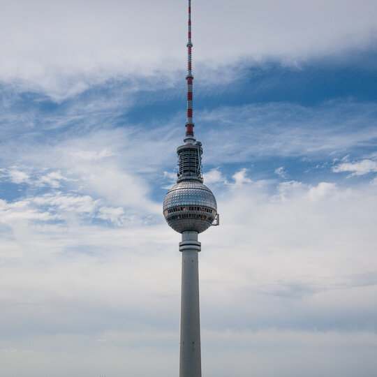 Der Fernsehturm am Alexanderplatz in Berlin