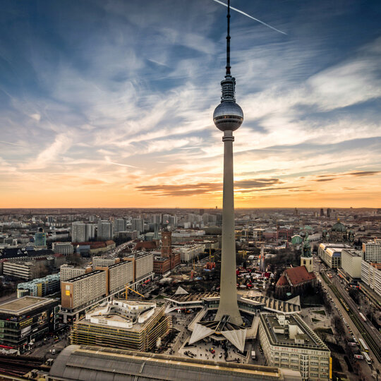 Berliner Fernsehturm bei Sonnenuntergang als Panorama
