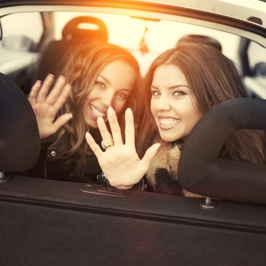 Freundinnen im Taxi