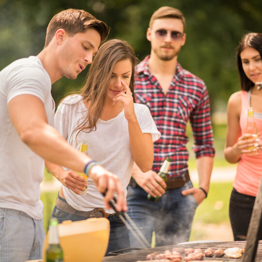 Barbecue party lors d'une soirée d'été