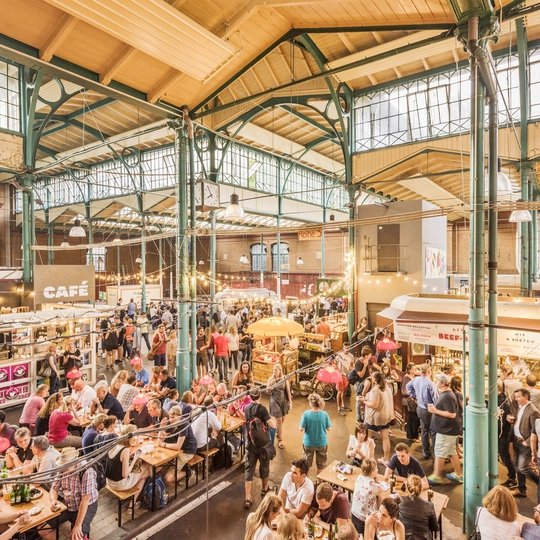 Visitatori nella Markthalle Neun di Berlino Kreuzberg