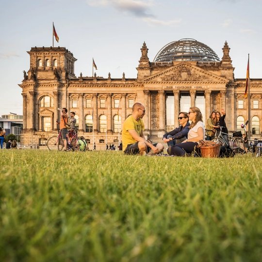 Picknick am Berliner Reichstag im Licht der Abendsonne