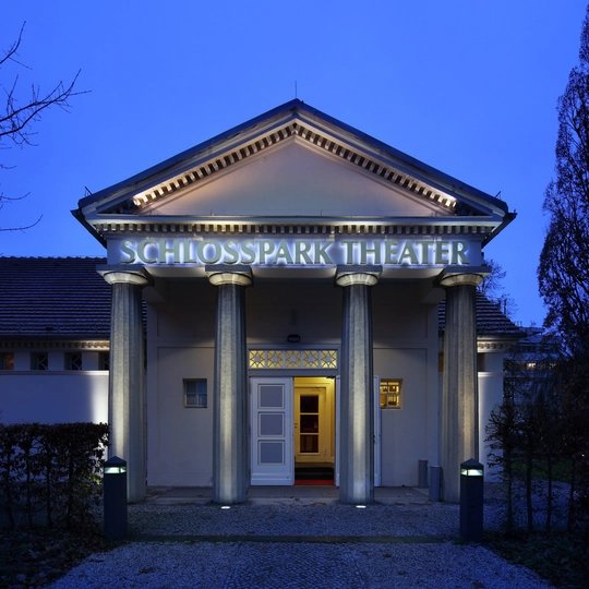 Außenansicht des Schlosspark Theaters in Berlin