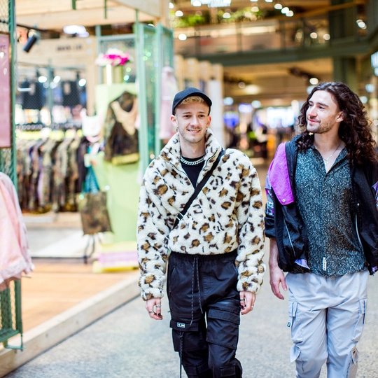 Zwei Freunde beim Shopping im Bikini Berlin 