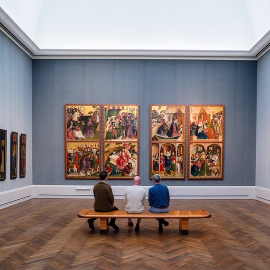 Männer in der Gemäldegalerie