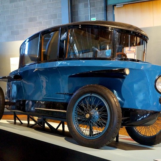 Vecchia auto nel Museo tedesco della tecnologia di Berlino