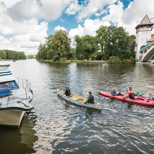 Con canoa y kayak en el río Spree en el Abteibrücke en Berlín Treptow