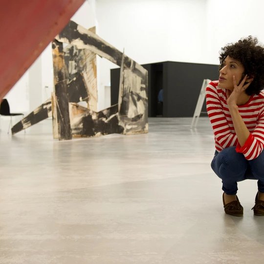 Junge Frau in der Vedova Ausstellung in der Berlinischen Galerie
