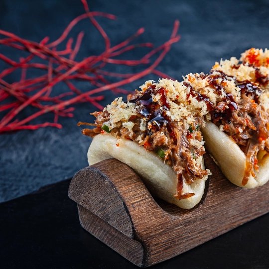 Streetfood_Gua Bao Burger, gedämpfte Teigtasche mit Ente. Ein Japanisches Fastfood