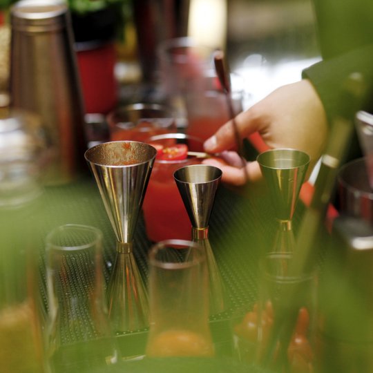 Nachtleben in Berlin: Cocktail an der Bar