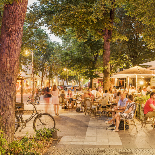 Cafés en la plaza Ludwigkirchplatz de Berlín en verano
