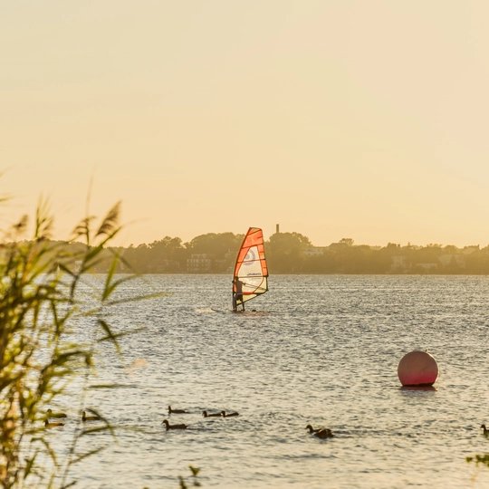 Un surfista sul Großer Müggelsee a Berlino, una destinazione molto apprezzata