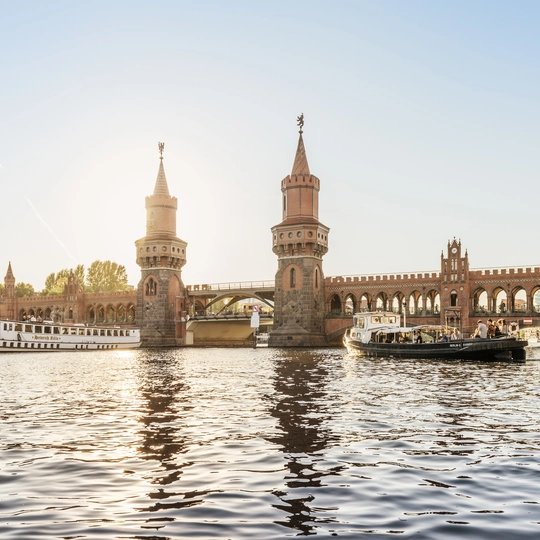 Boote auf der Spree an der Oberbaumbrücke in Berlin Kreuzberg