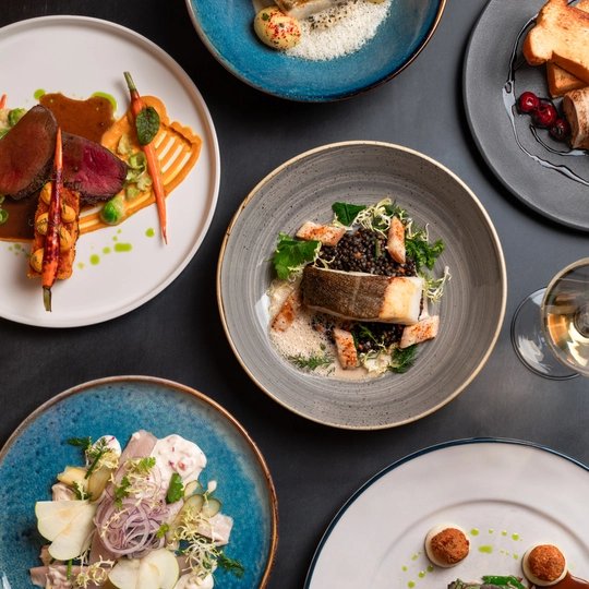 Teller mit Fleisch, Fisch und Steak im Gourmet-Restaurant. 