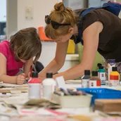 Eine Erwachsene und ein Kind beim gemeinsamen Gestalten.