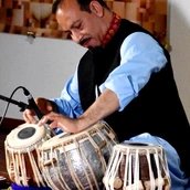 Feraydoon Meyazada beim Spielen der Tabla