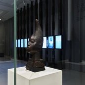 Gedenkkopf einer Königinmutter (Nigeria) im Ausstellungsbereich „Benin-Bronzen in Berlin" des Ethnologischen Museums im Humboldt Forum