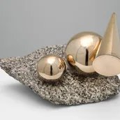 Ausgewogene Formen in Gunmetal auf kornischem Granit, 1956–1957, Marlow Moss. Tate.