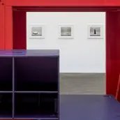 Ausstellungsansicht “Museum in Bewegung. Eine Sammlung für das 21. Jahrhundert”, abgebildet: Cevdet Erek, Bergama Stereo – Berlin Fragment, 2019-2024 und: Ricarda Roggan, Apokryphen, 2013-2019,2024 erworben durch die Stiftung der Freunde der Natio...