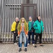 MiA.