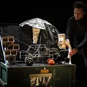 NICHTS oder Herr Käseweis fliegt zum Mond