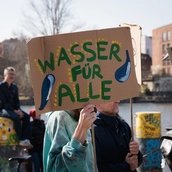 Wasser für Alle: Aktivist*innen auf dem Weltwassertag am 22.3.2025 in Berlin