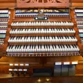 Spieltisch der großen Sauer-Orgel