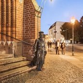 Platz vor dem Rathaus Köpenick mit der Skulptur "Der Hauptmann von Köpenick"