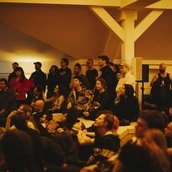 Gespräch und Konzert im Rahmen der Ausstellung Jessica Ekomane – Antechamber in den KW Institute for Contemporary Art, Berlin. April 2025. Foto: Eva Luise Hoppe.